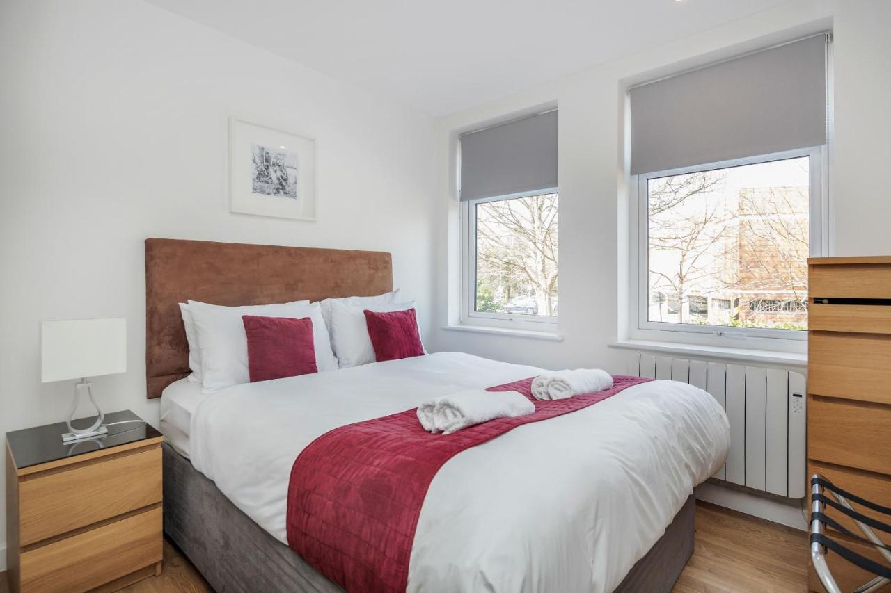 Roomspace Serviced Apartments - Swan House Leatherhead Exterior foto