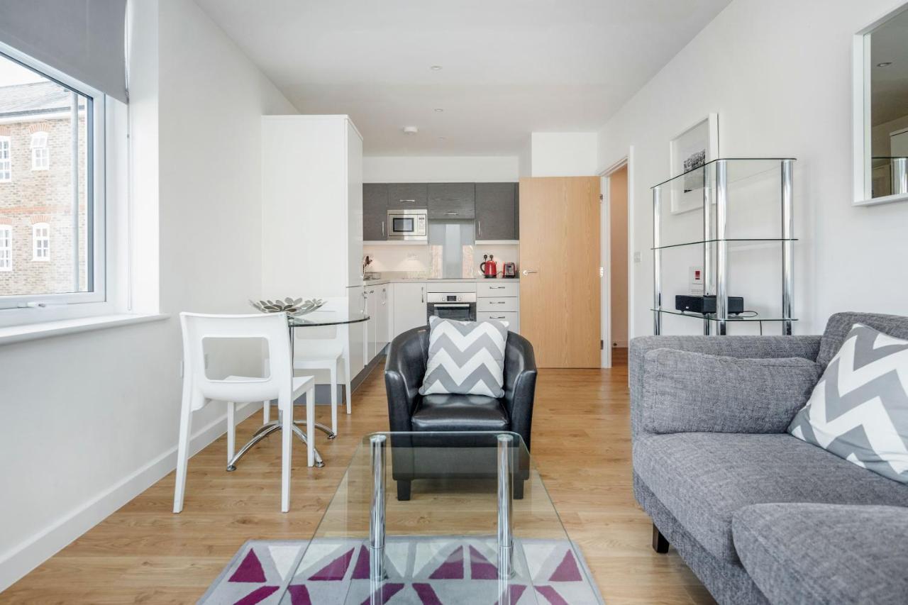 Roomspace Serviced Apartments - Swan House Leatherhead Exterior foto
